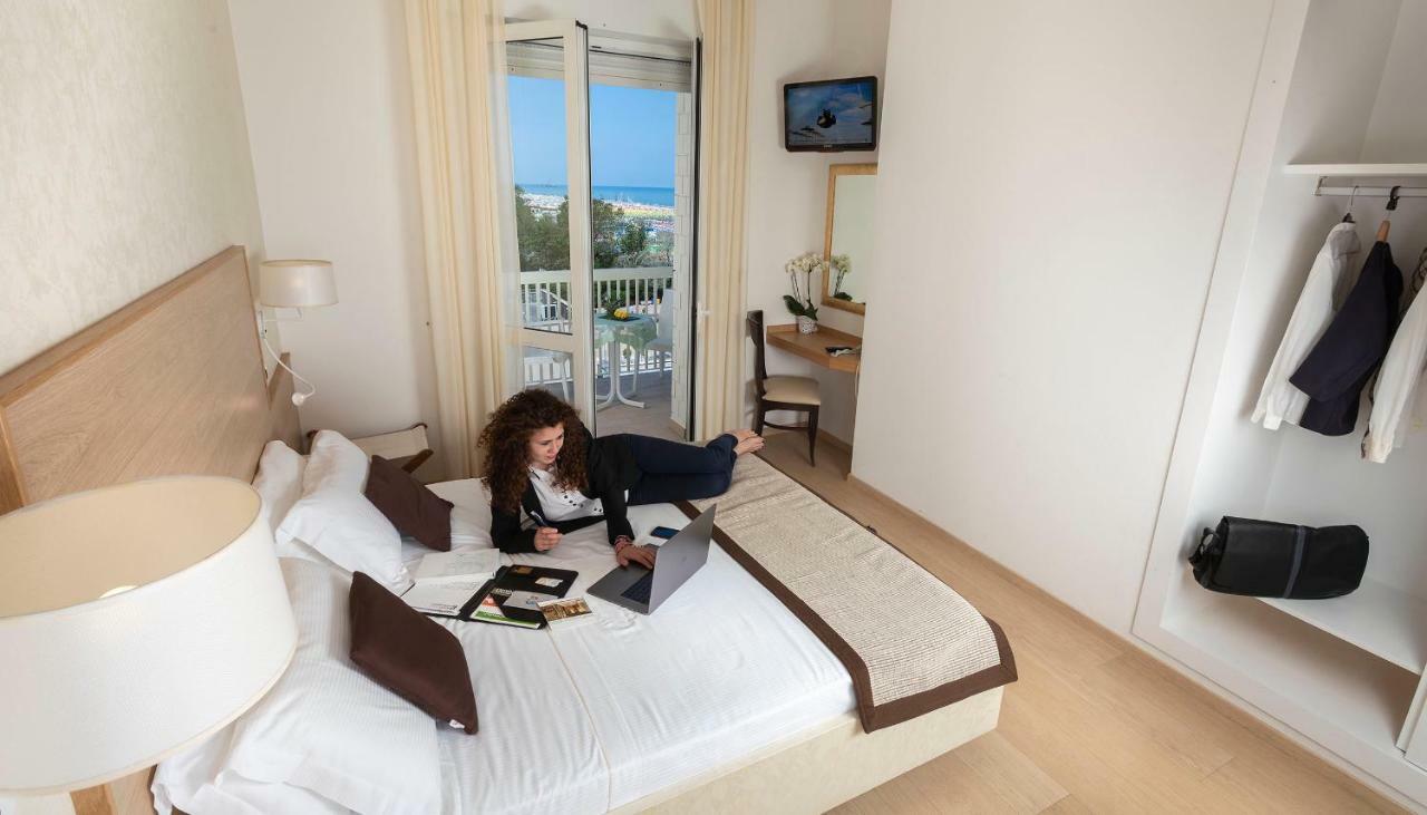 Hotel Ghirlandina Rimini Esterno foto